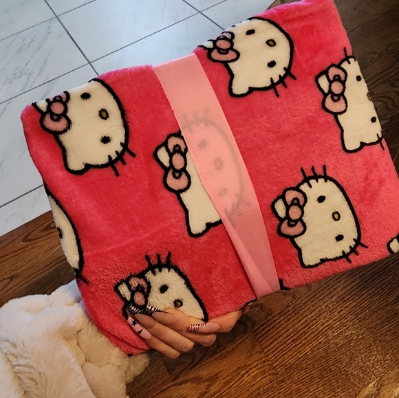 Hello kitty throw and plush set - Picture 2 of 4
